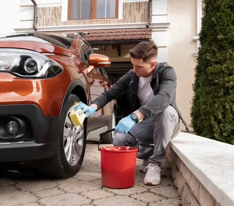 Lavage auto à domicile Saint-Andéol-de-Vals : professionnel intervenant sur un véhicule